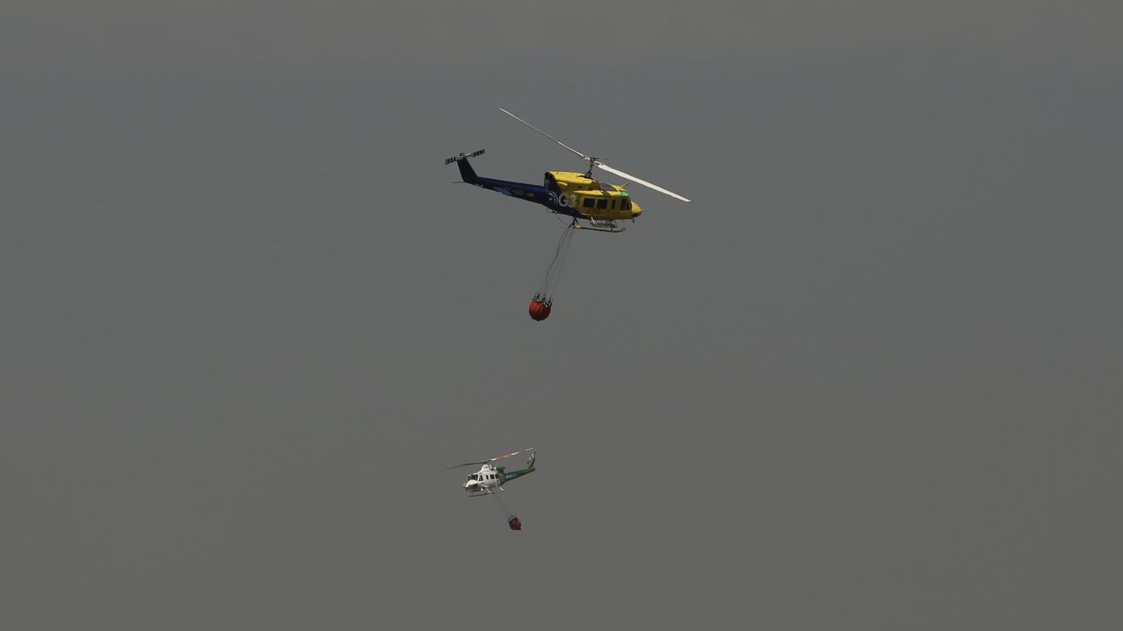 Un helicóptero del Infoca se desplaza hacia el incendio.