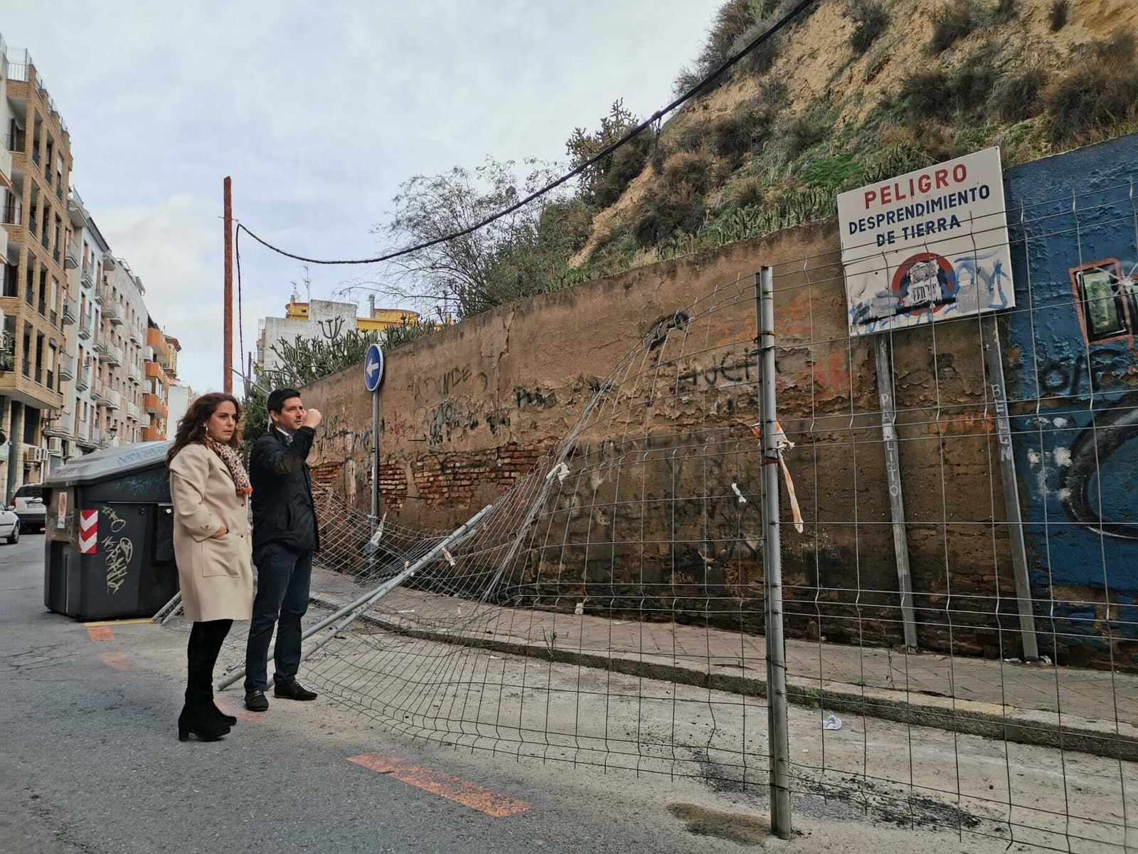 García de Longoria y Noelia Álvarez visitante la zona de la calle Aragón afectada.