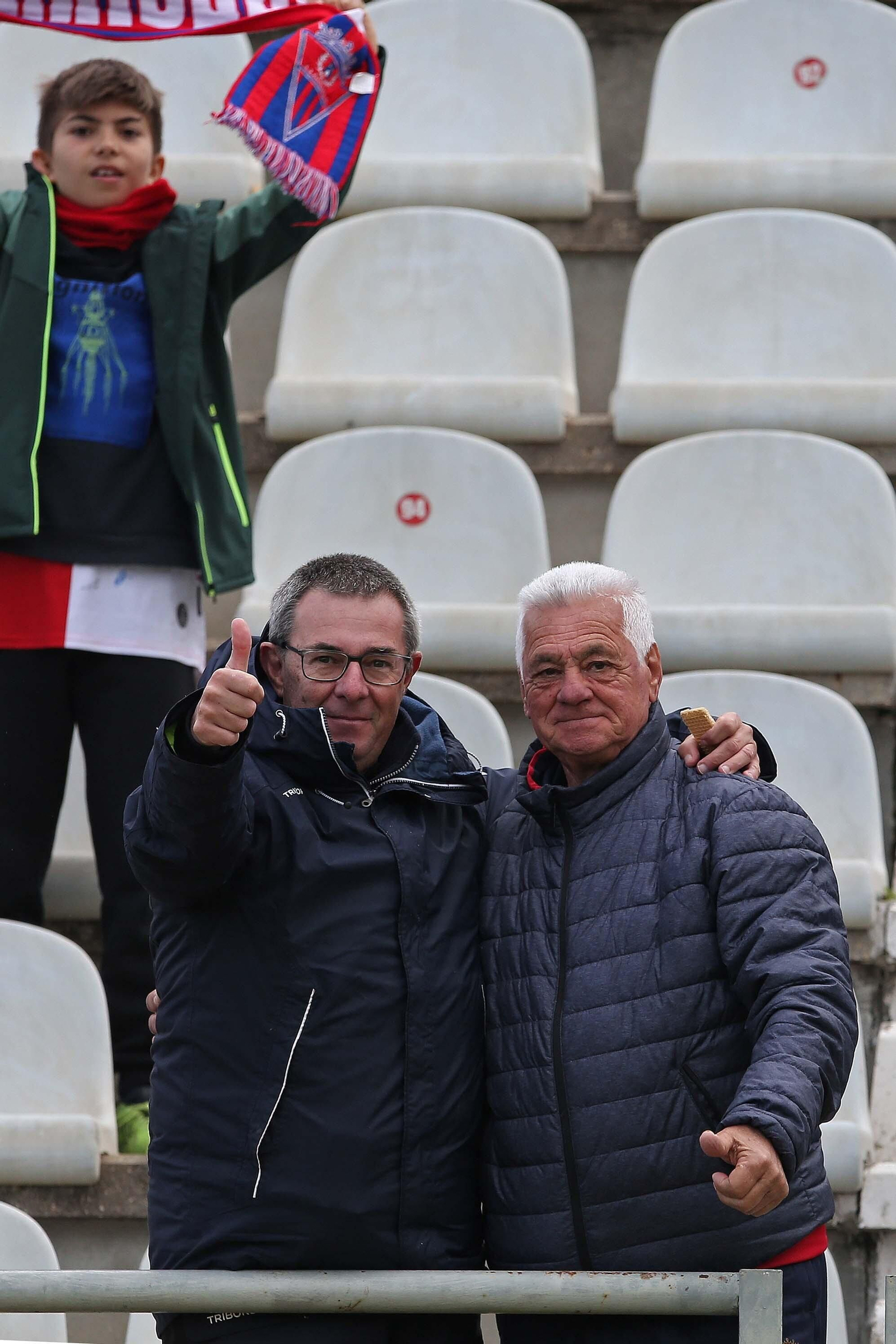 Fotos de la afición durante el Algeciras - Badajoz en el Nuevo Mirador