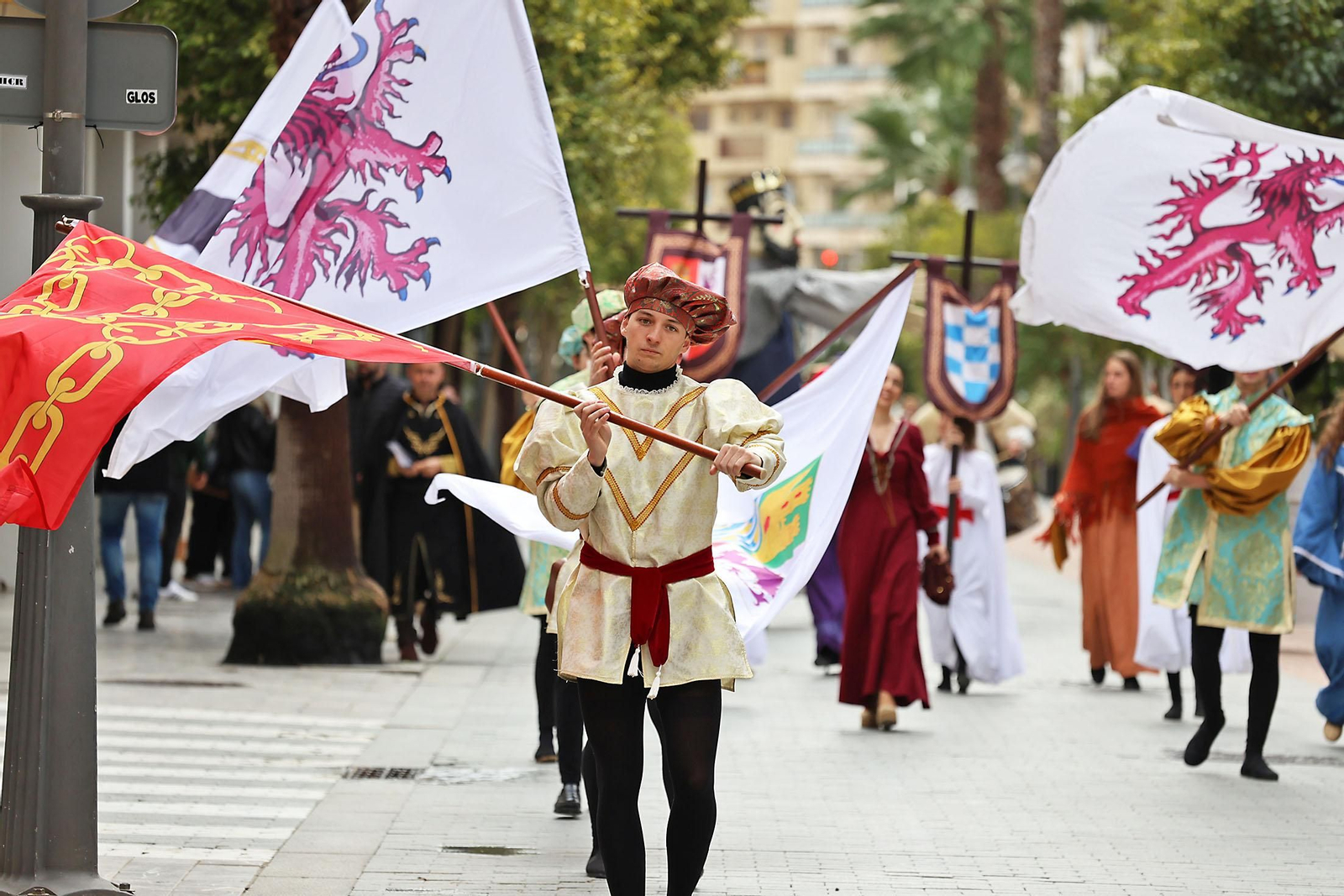 Imágenes del pasacalles de la Feria Medieval de Palos de la Frontera por las calles de Huelva