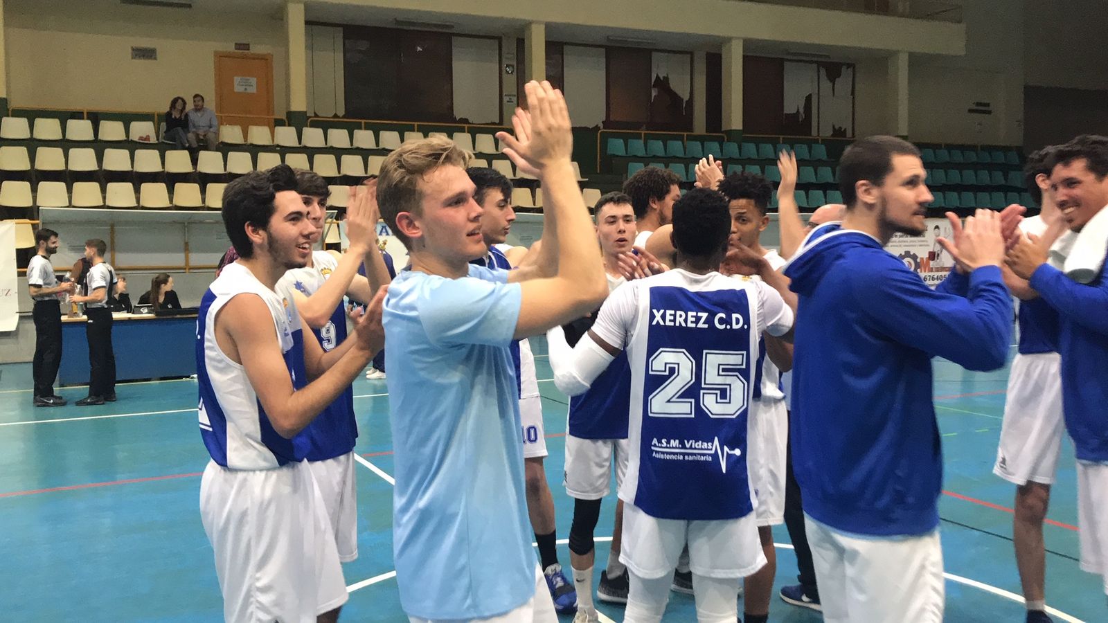 Los jugadores del Baloncesto Xerez CD aplauden al público tras la victoria ante el CB Coria.