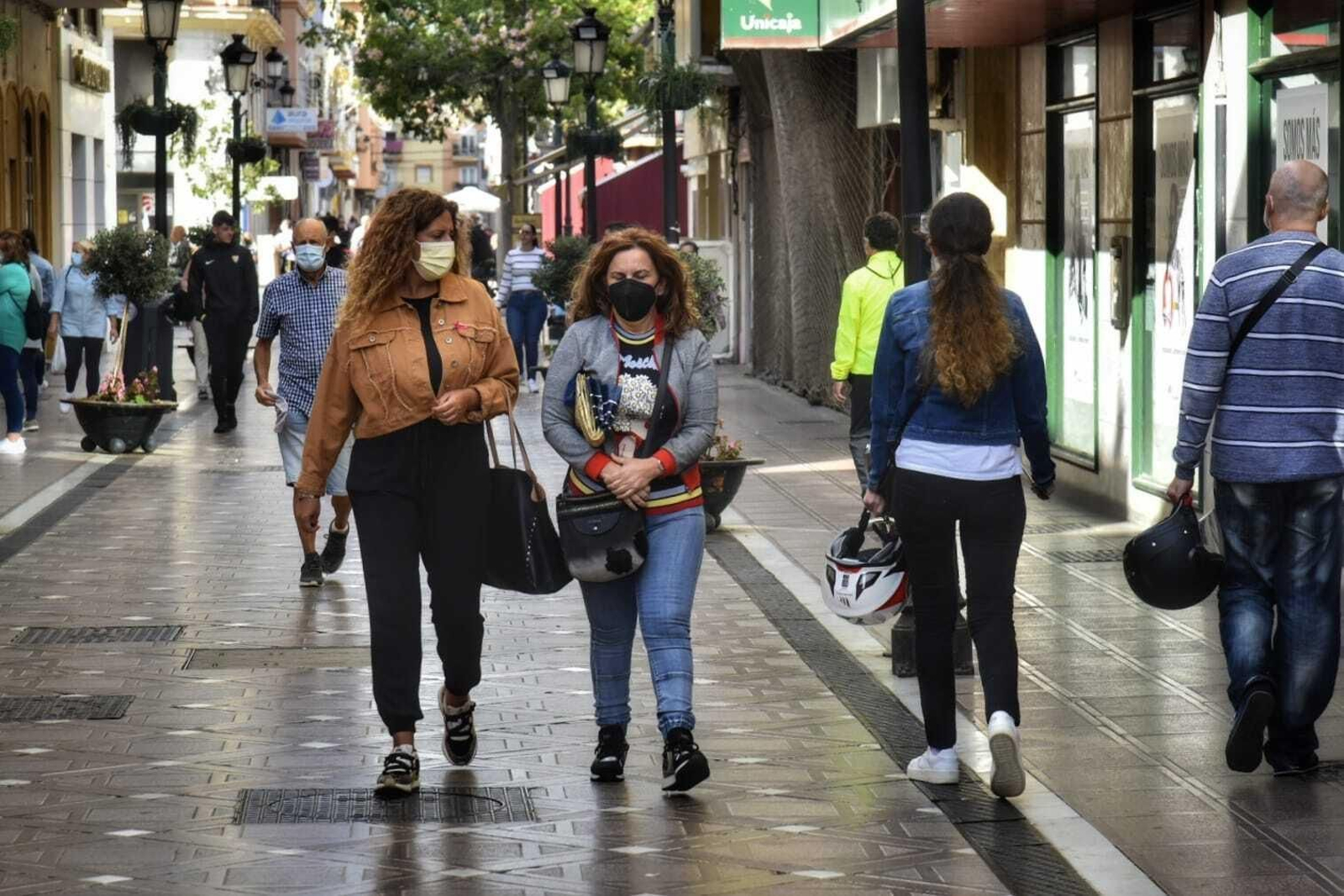 Viandantes en la Calle Real de La Línea.