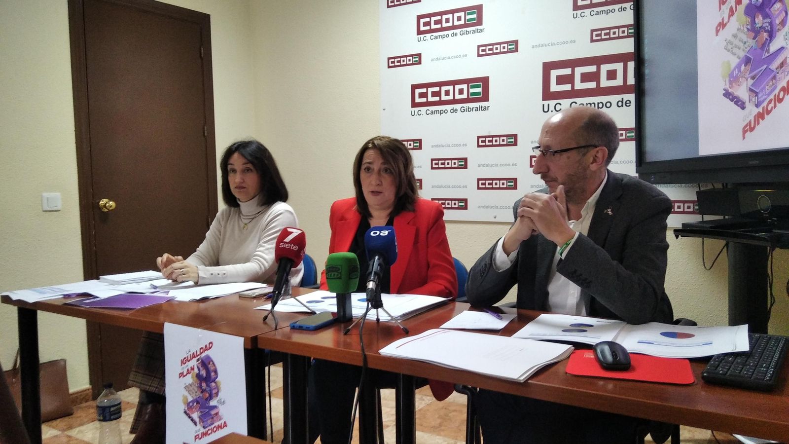 Inma Ortega, Silvia Gómez y Manuel Triano, este lunes, en la presentación del informe.