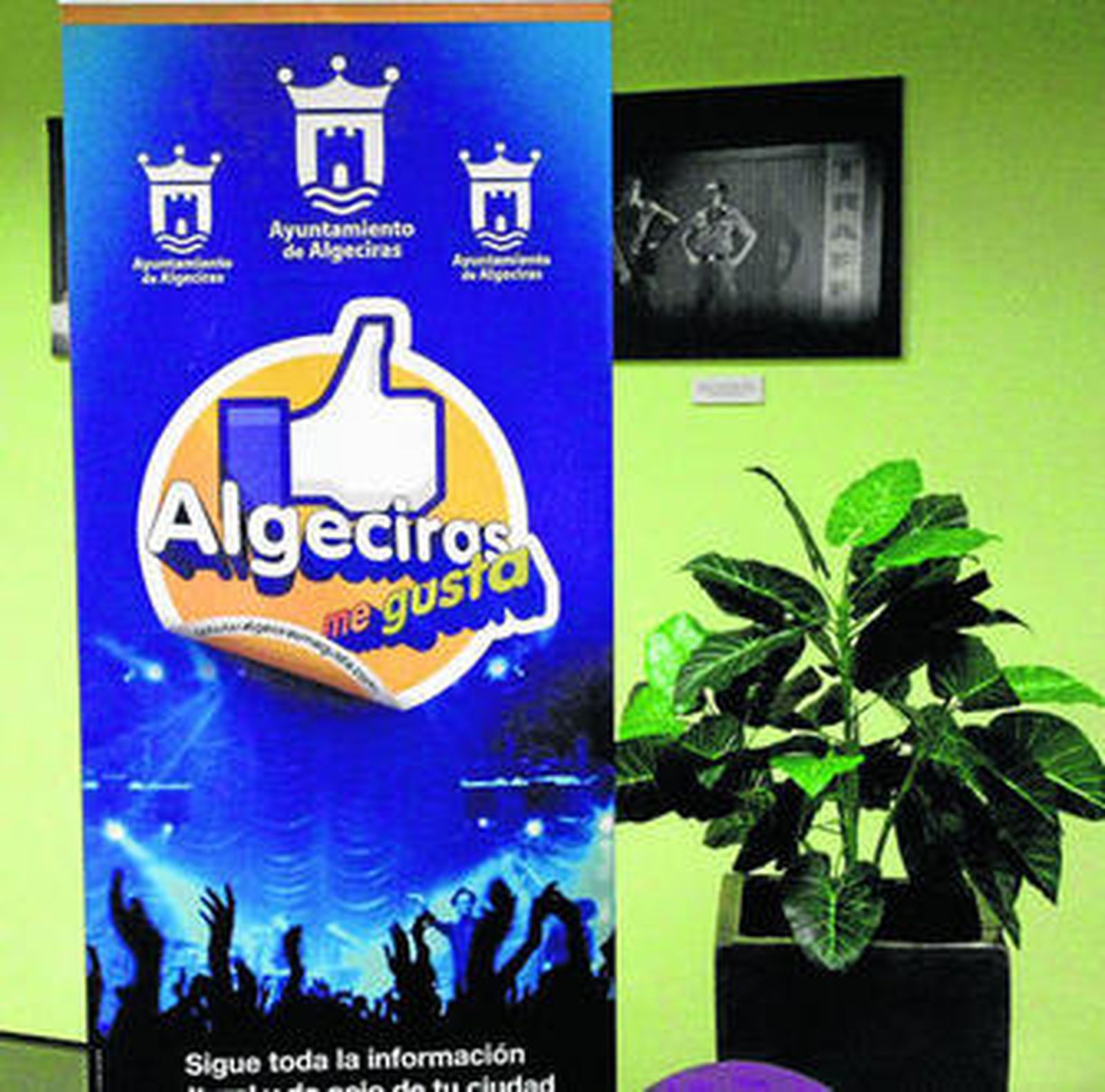 Un cartel que promociona 'Algeciras me gusta' situado en el teatro Florida.