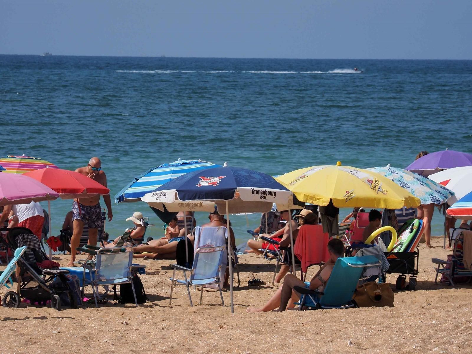 Ambiente de la playa de La Antilla a rebosar en un caluroso día