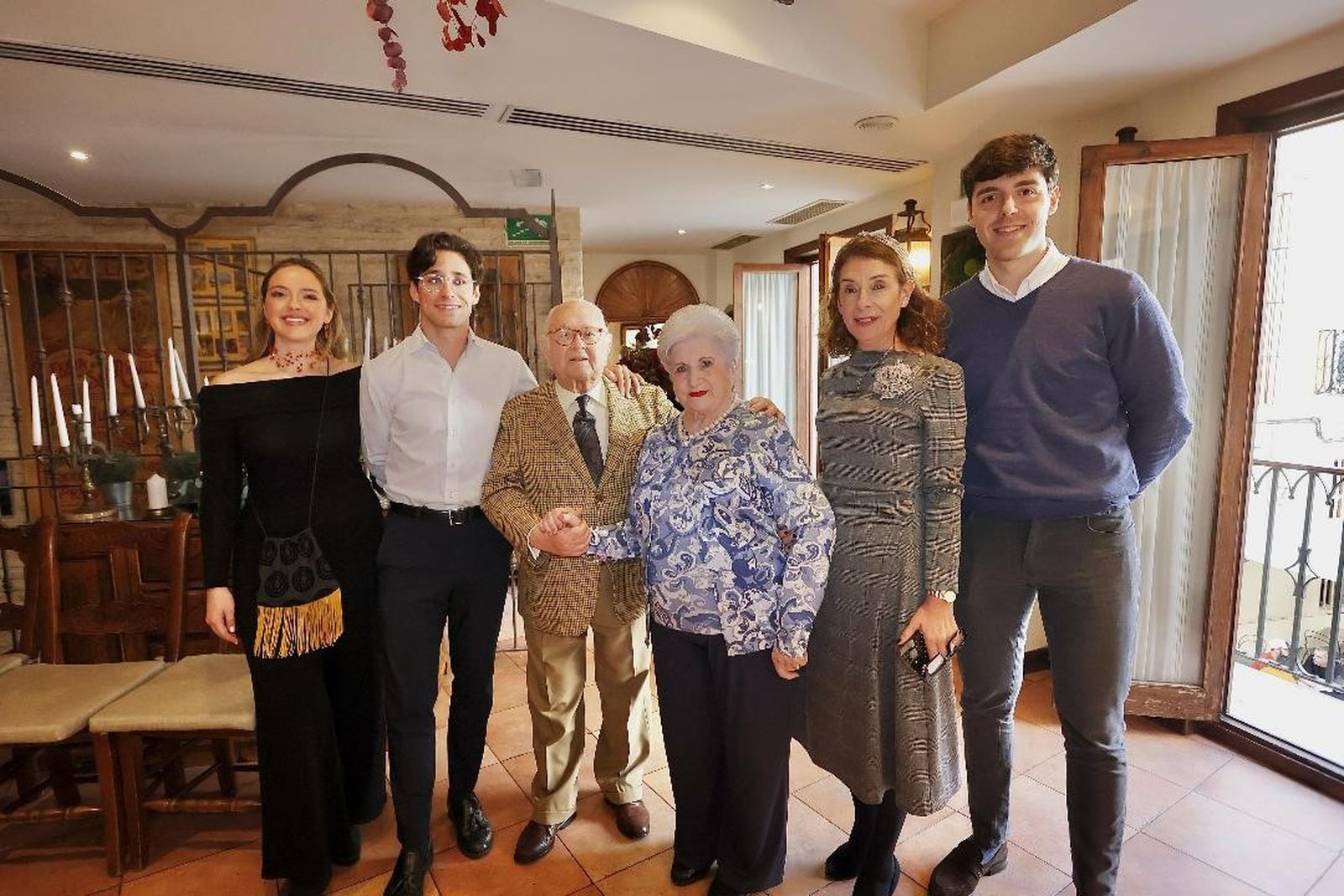 Imágenes de la celebración del 90 cumpleaños de Tony Benítez en Sevilla