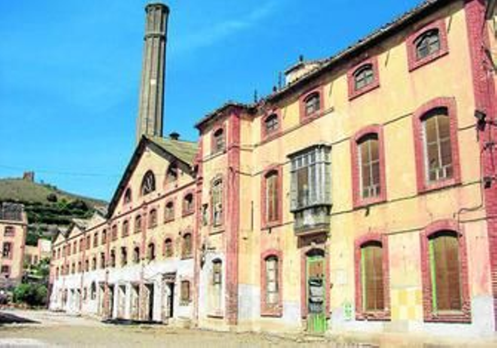 Fachada de la fábrica del Pilar, emblema de la historia azucarera.