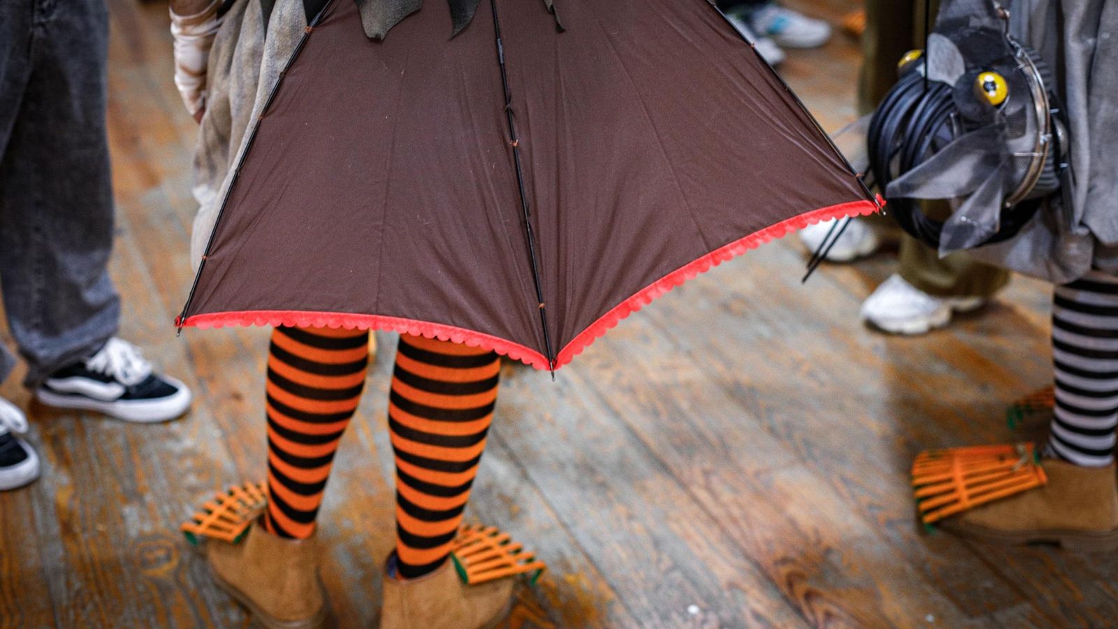 Detalles de los paraguas en las espaldas y los rastrillos de los pies.