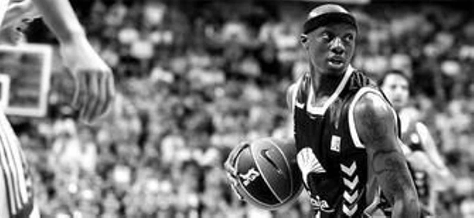 Gomis, ante el Real Madrid durante su primer partido oficial con el Unicaja.