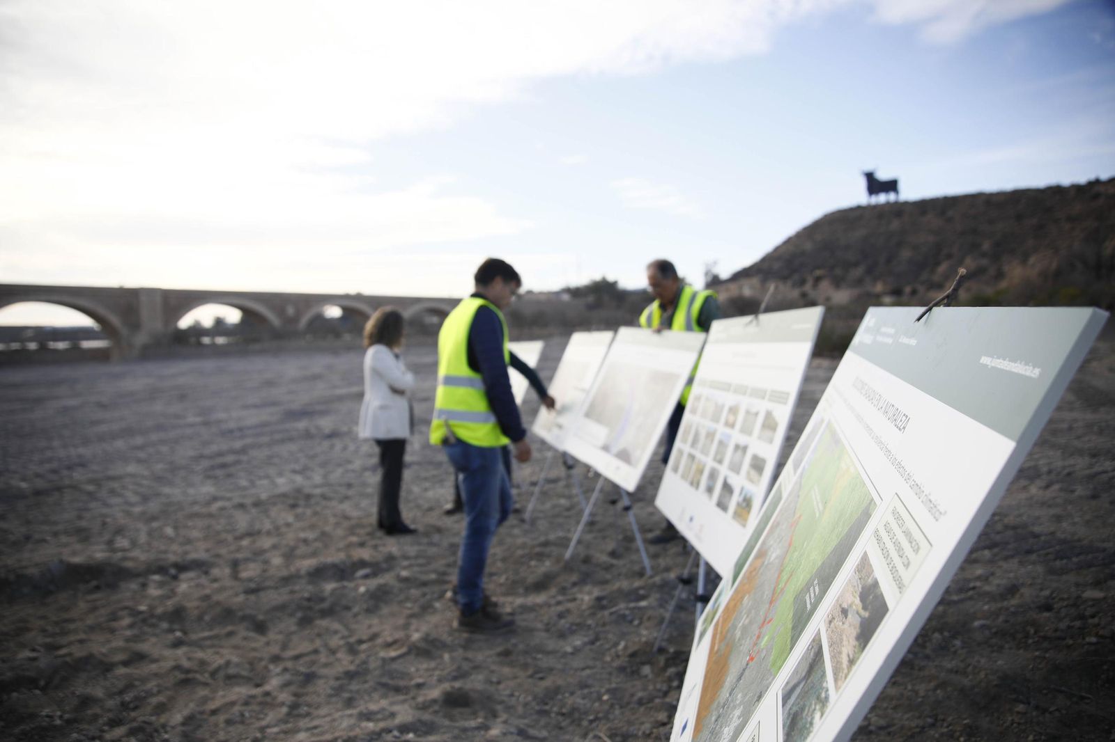 Las imágenes de la visita las obras de restauración hidrogeomorfológica y de naturalización del cauce del río Andarax, en Rioja
