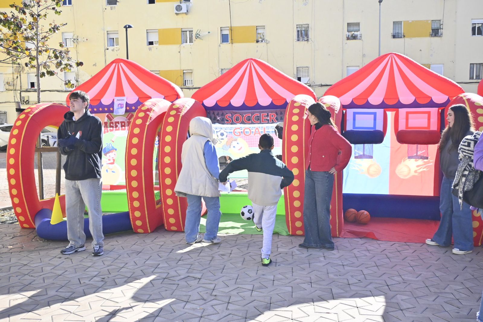 Las fotografías de los juegos de navidad para los niños de Pérez Cubillas