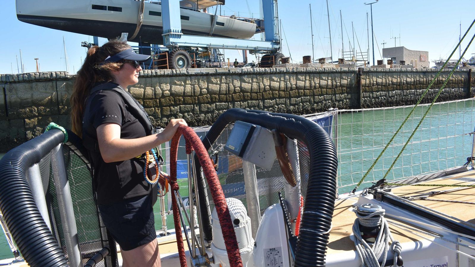 Una de las tripulantes, al timón del barco.