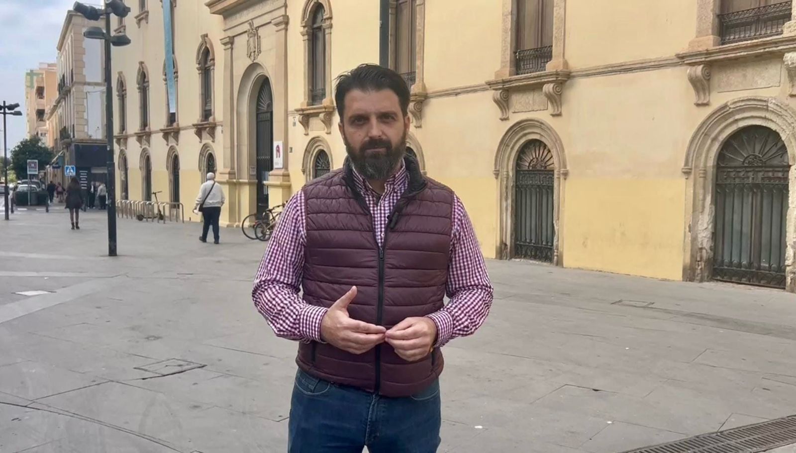 Rojas, junto a la fachada de la Escuela de Artes con el escudo preconstitucional