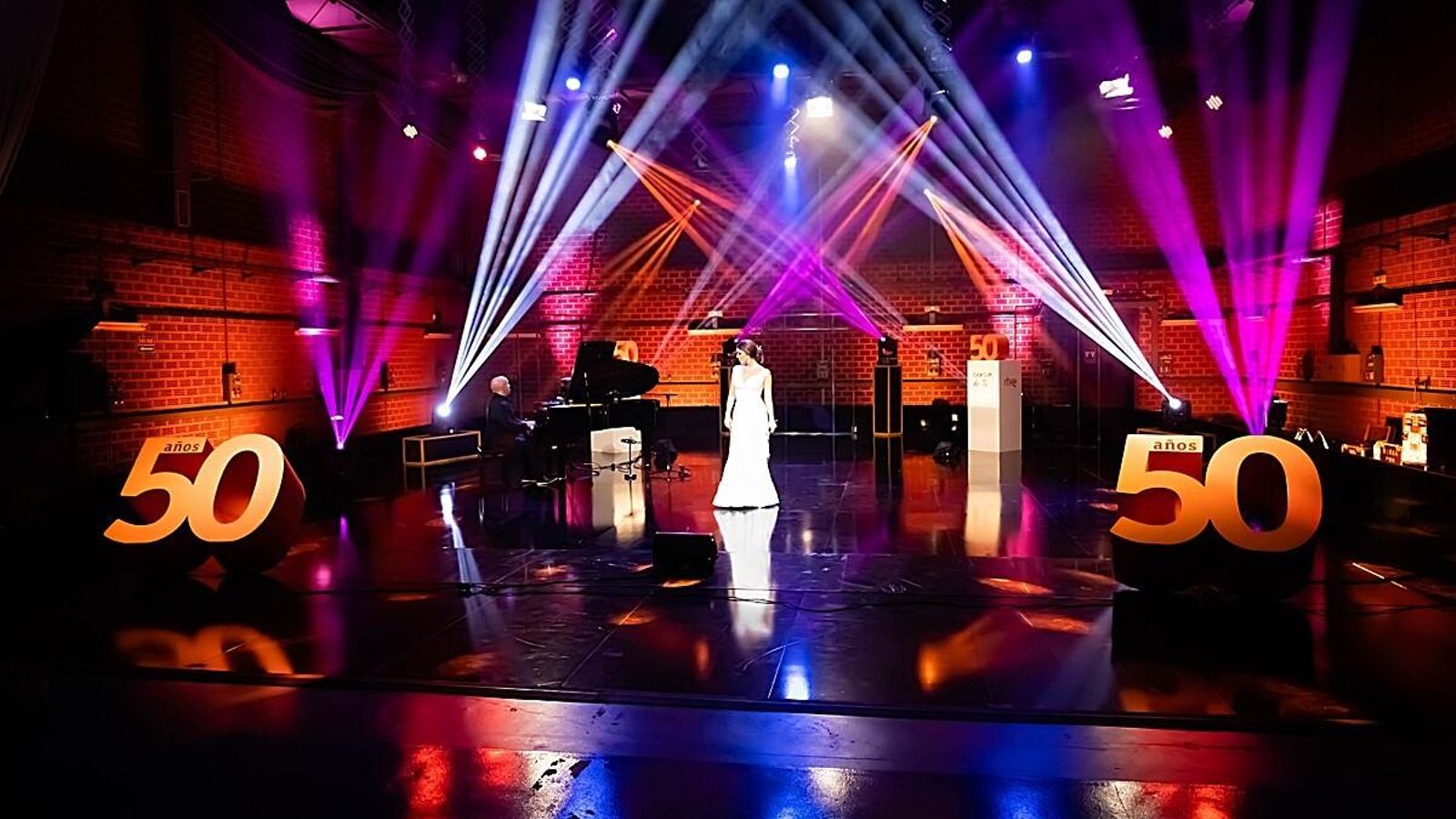 Un momento del especial 50 años de TVE Andalucía, con la actuación de Joana Jiménez