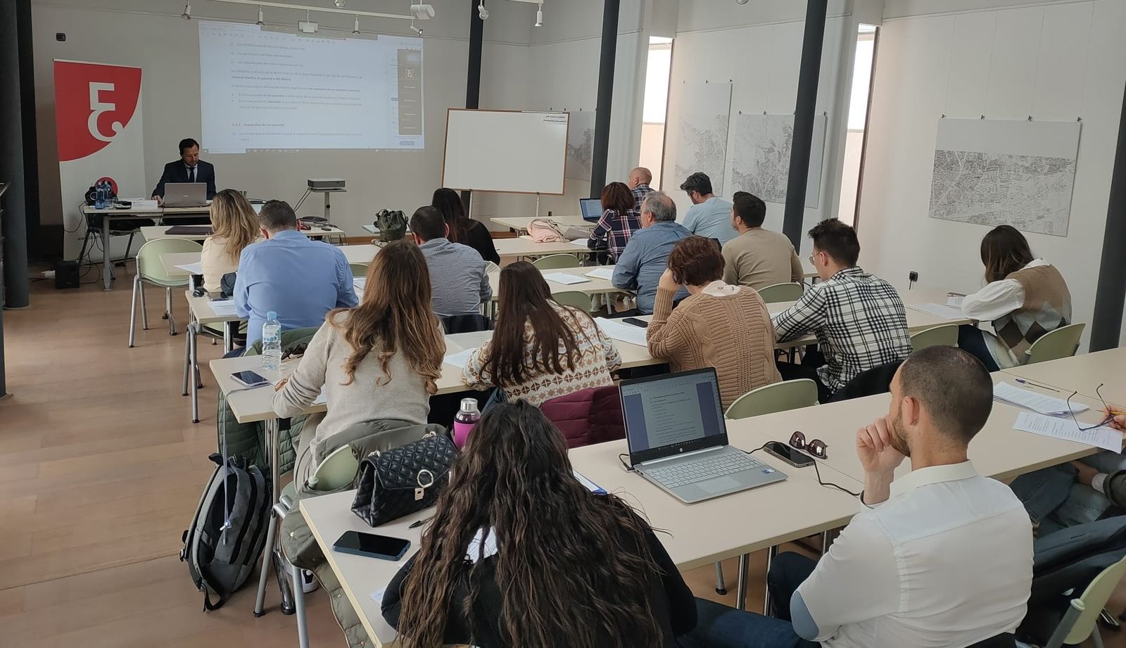 La formación la imparte el Colegio de Economistas de Almería.