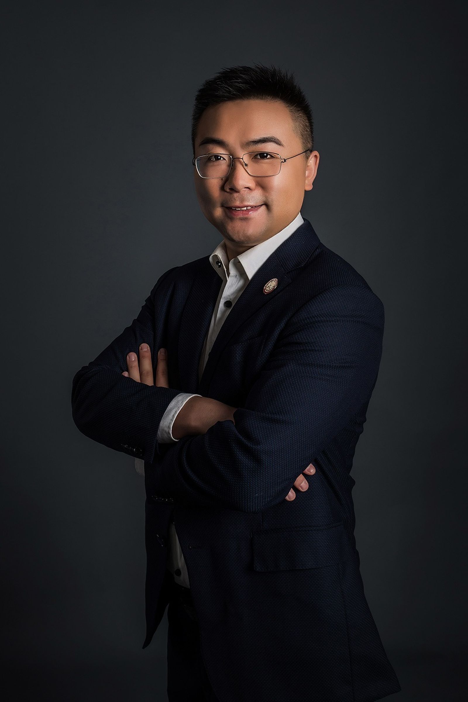 Rentao Yi es licenciado en Derecho por la Universidad de Wuhan.