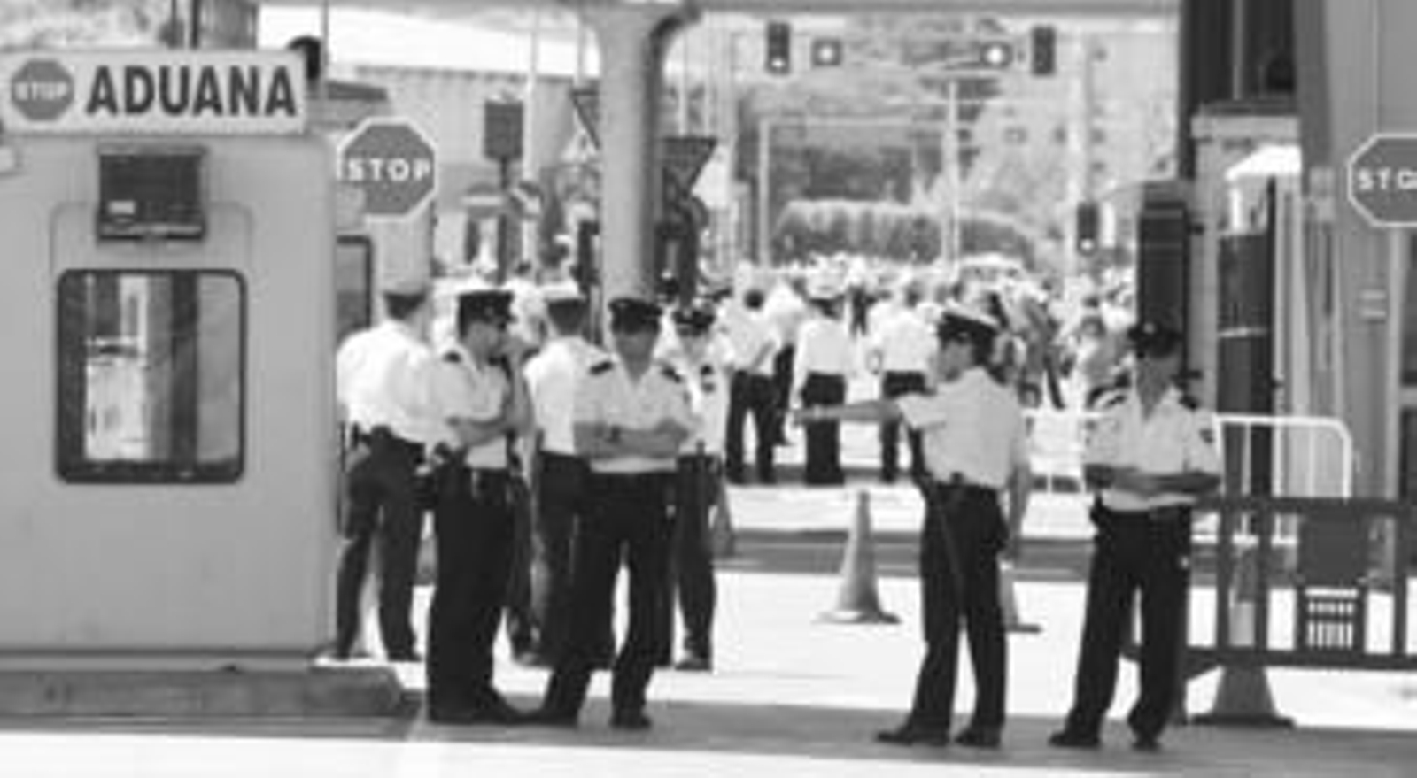 Varios agentes del Cuerpo de la Policía Nacional, ayer durante la amenaza de bomba en la Aduana.
