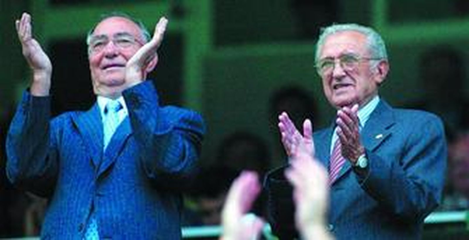 Rafael Verdú, presidente de honor del Xerez Deportivo, aplaudiendo la salida de los jugadores en el palco del Teresa Rivero.