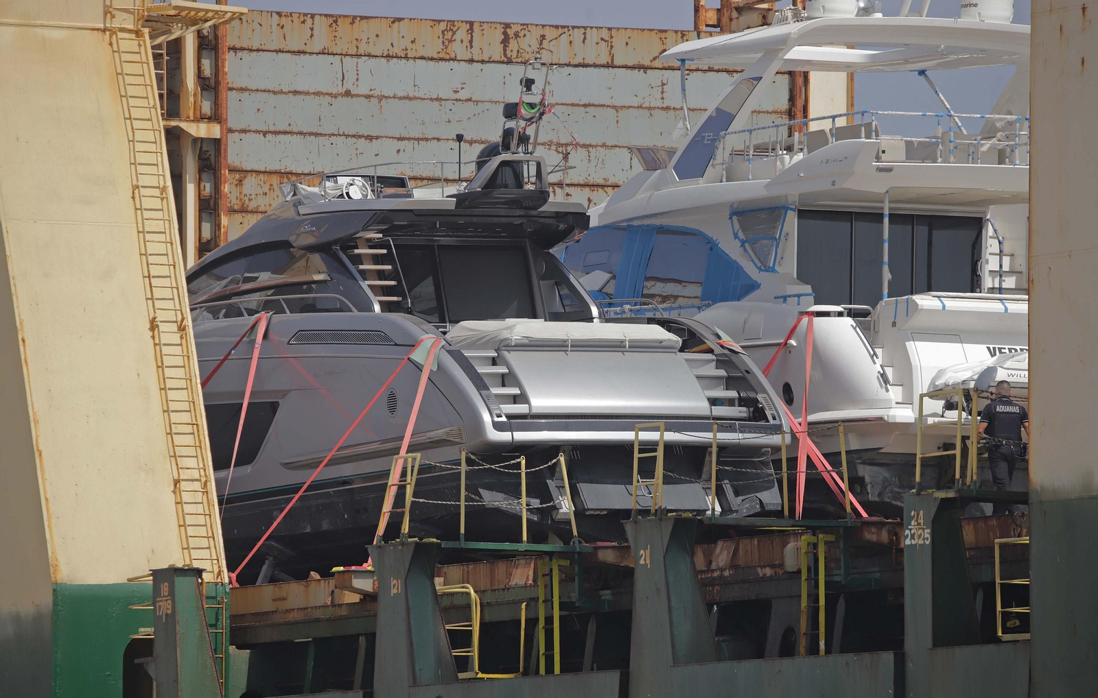 Fotos del dispositivo de descarga de las embarcaciones del buque Lila Mumbai en el Puerto de Algeciras