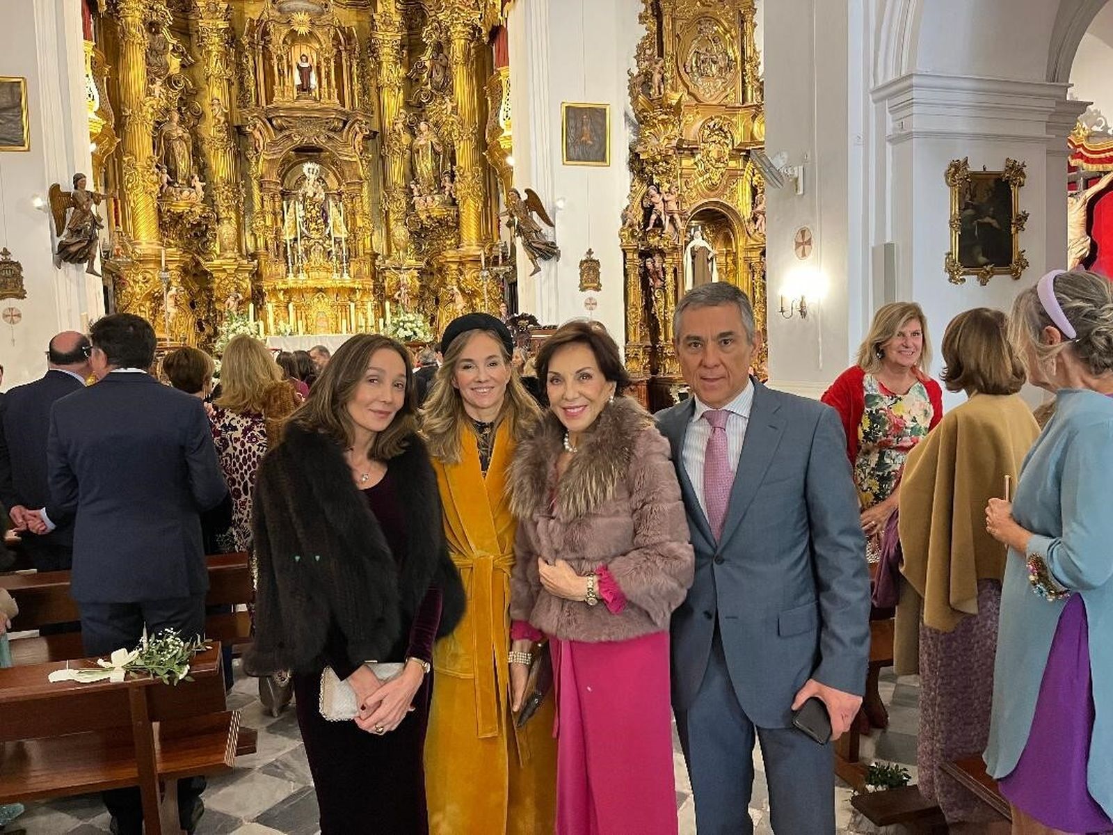 Quina Martínez de Salazar con sus hijos María Jesús, María Teresa y Joaquín Joly Martínez de Salazar.