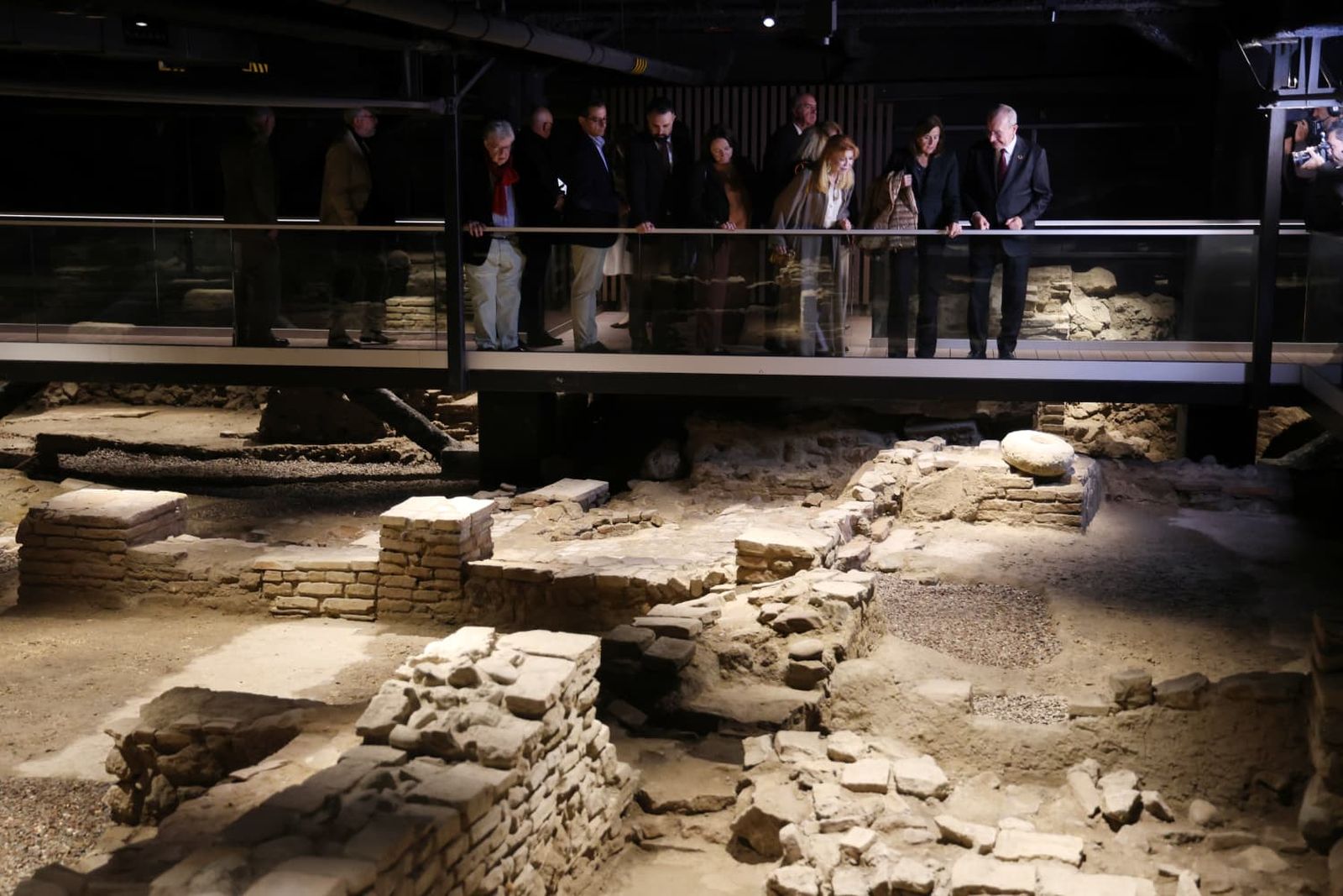 El alcalde de Málaga y la baronesa de la Fundación durante la visita al yacimiento arqueológico bajo el Palacio Villalón, en el Museo Tyssen Málaga.