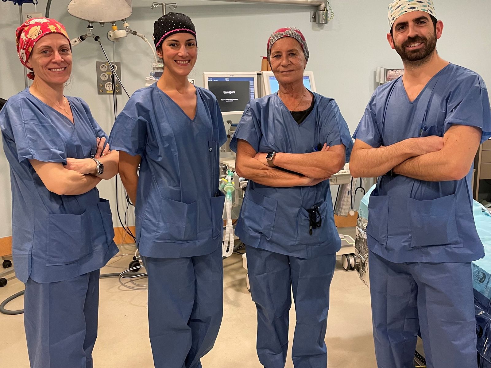 Los cuatro enfermeros del bloque quirúrgico de Urgencias del Virgen del Rocío que han creado la 'Guía rápida de enfermería para personal de nueva incorporación'.