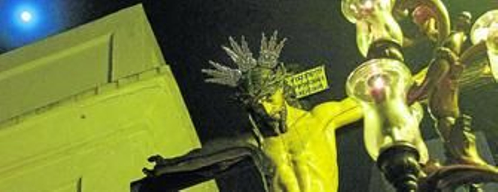 Primer plano del rostro del Cristo de la Salud, el histórico crucificado de Tarifa, anoche durante su estación penitencial.