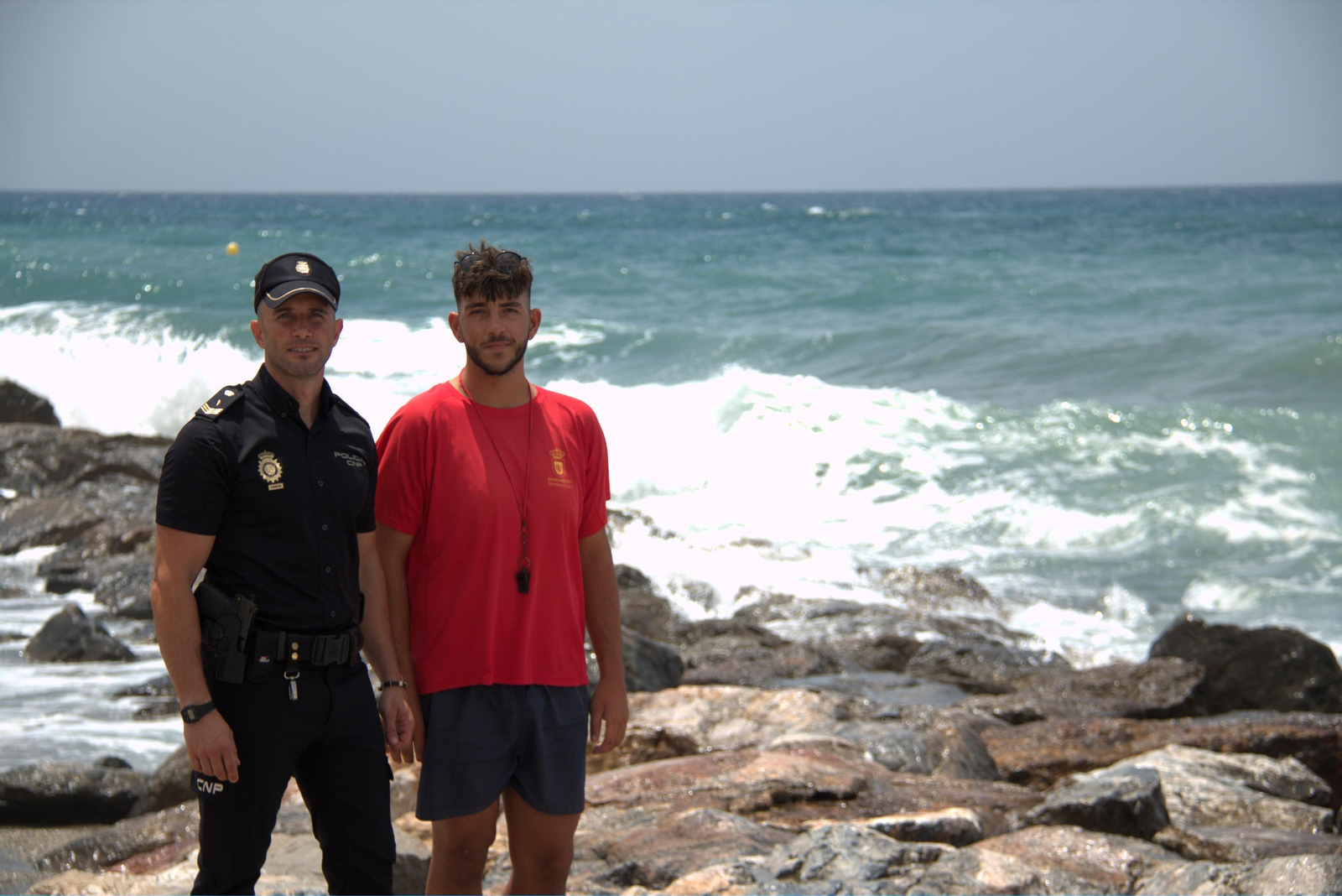 Un rescate de película con bandera roja para salvarle la vida a tres bañistas en Torrenueva Costa