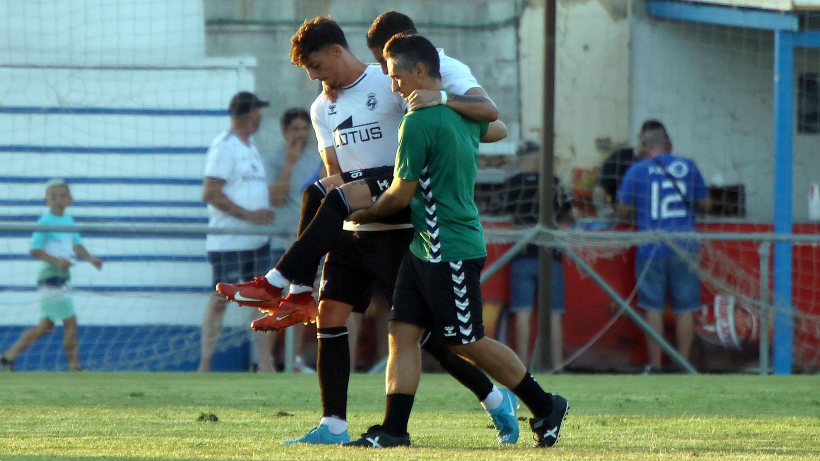 Carlos León es ayudado a abandonar el césped del Pedro Garrido en el amistoso del pasado mes de agosto