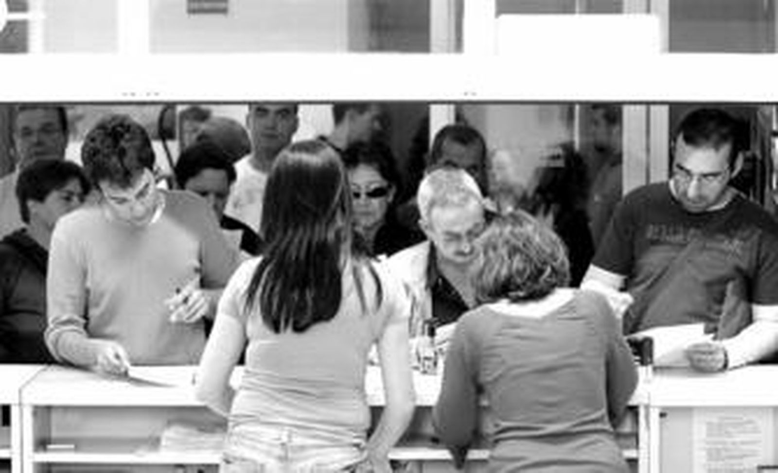 La gente se aglomera en el mostrador de Procasa durante el último día para presentar solicitudes.