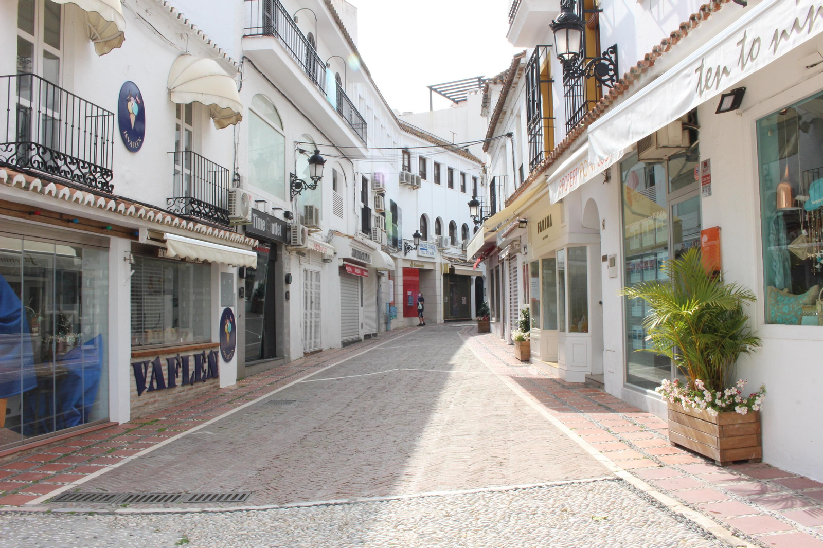 Vista general de la calle Padre Francisco Echamendi, en Marbella.