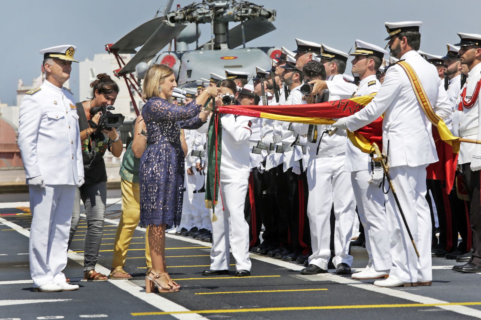Entrega de la corbata de la Provincia a la bandera de la flota del Juan Carlos I