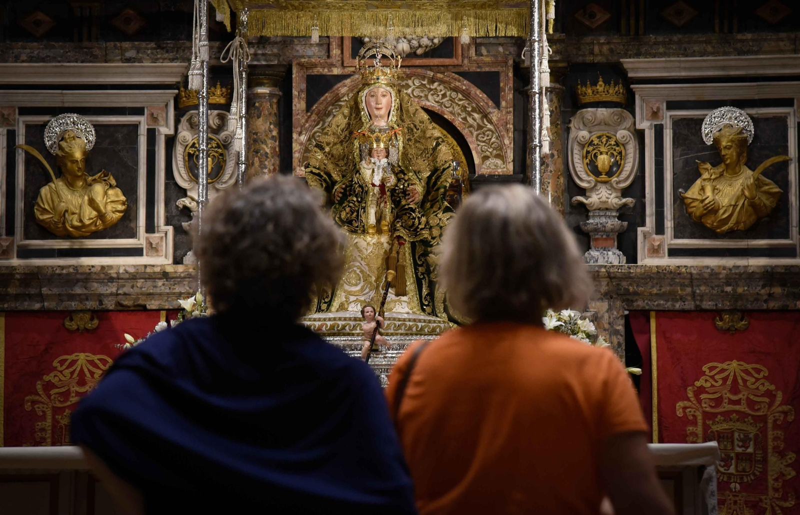 La Virgen de los Reyes, ya dispuesta para la procesión