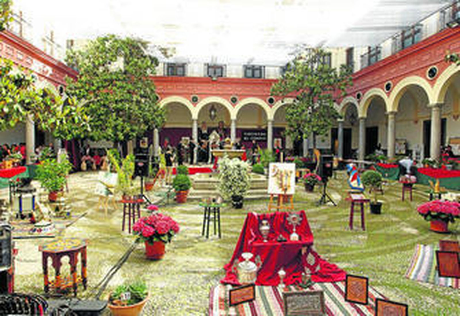 El Ayuntamiento de Granada acoge hasta el domingo la muestra 'El patio en Corpus'.