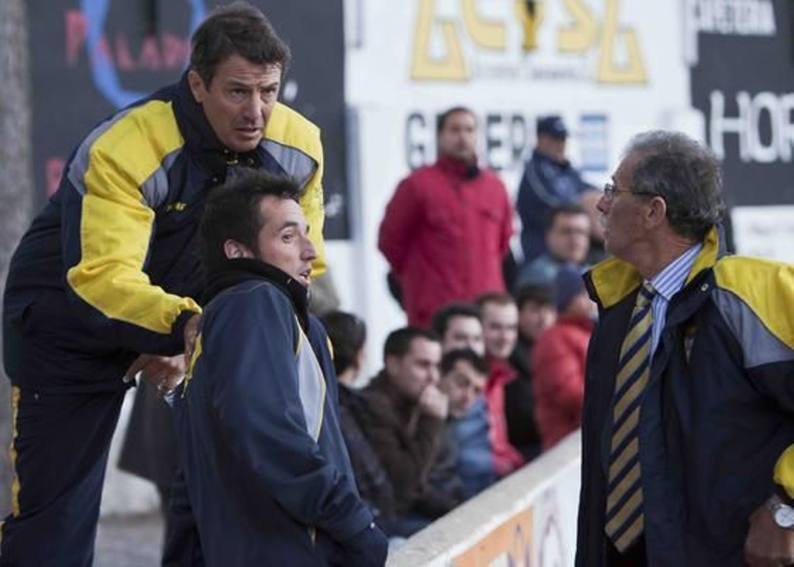 Un tanto de Pachón en el ´39 dio la victoria a los amarillos, que supieron mantener el marcador pese a las expulsiones de Aarón Bueno y Velasco 

Foto: Pascu Mendez/LOF