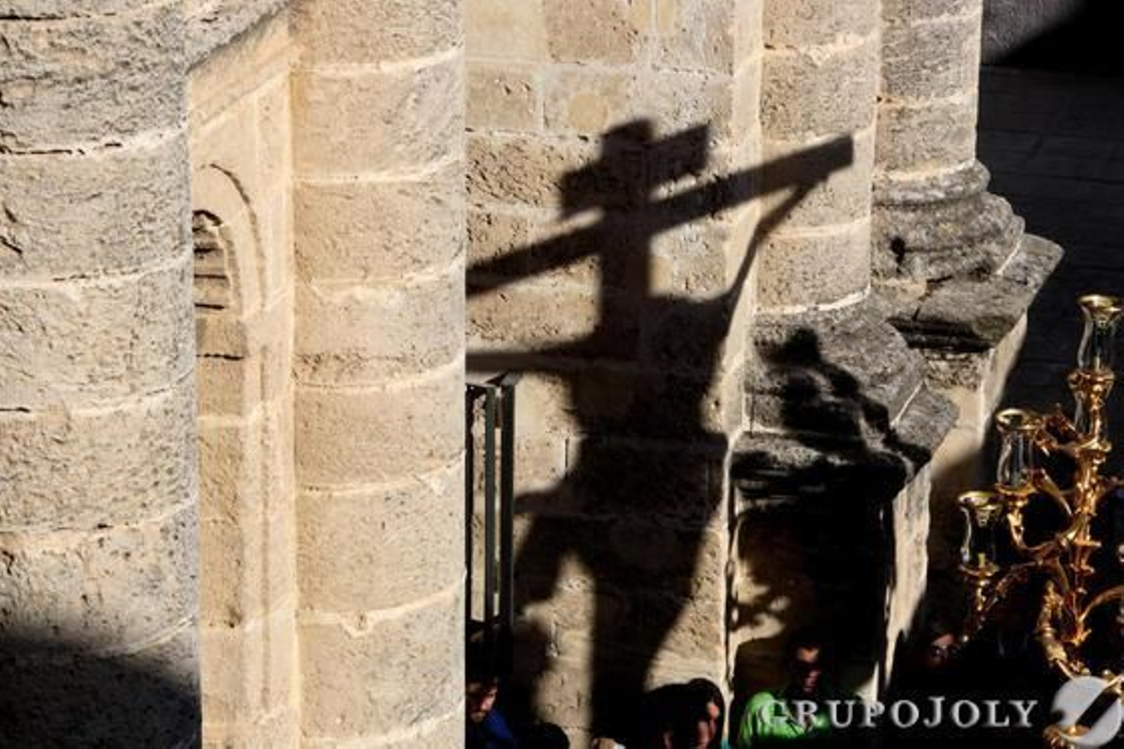 La sombra del Cristo de la Esperanza se proyecta en los muros de San Juan de los Caballeros.

Foto: Pascual