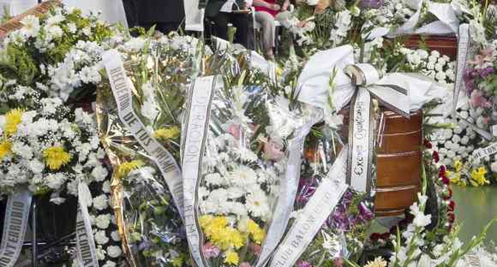 Multitudinaria despedida a los cinco chicos fallecidos en el accidente de autobús