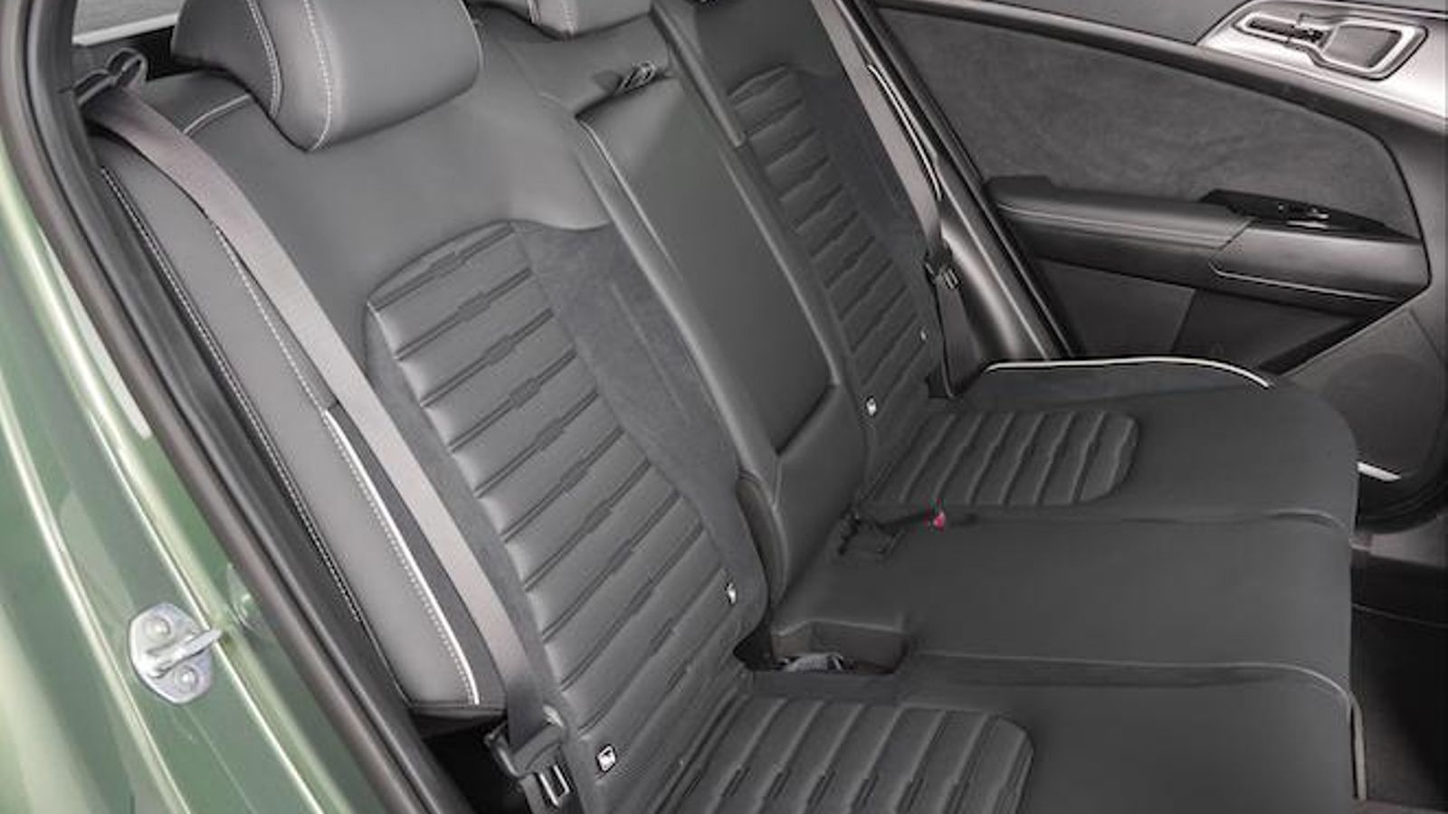 El espacio atrás parece amplio. Los respaldos pueden regularse en inclinación.