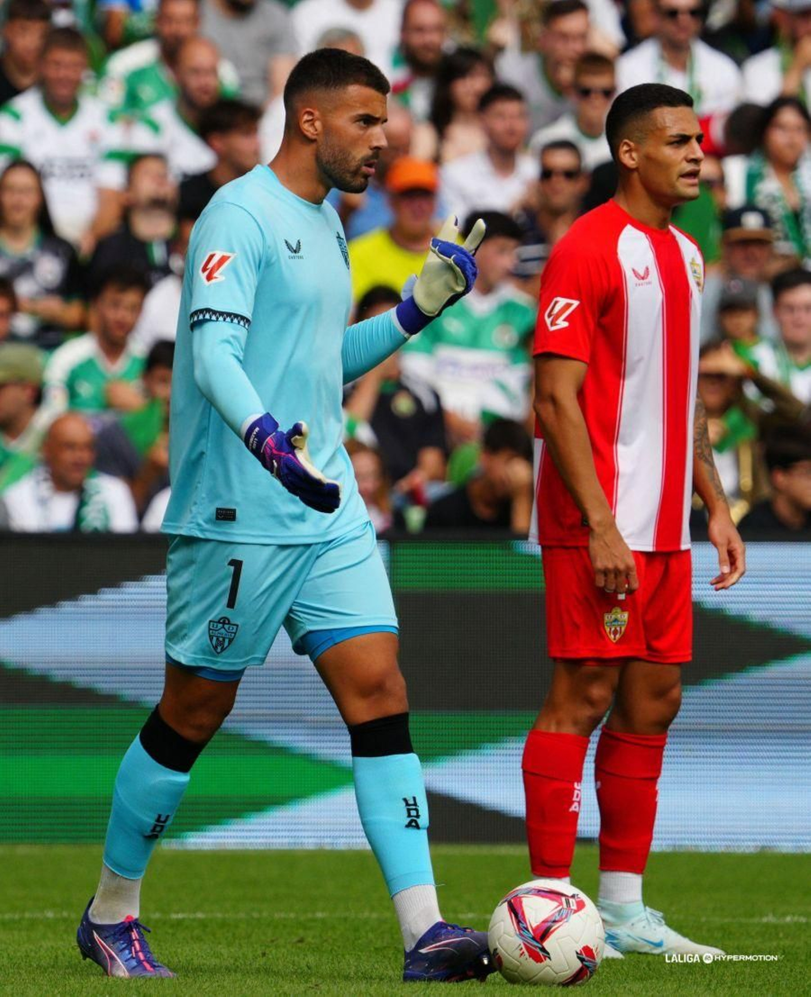 Luis Maximiano, con el balón en los pies en el arranque liguero.