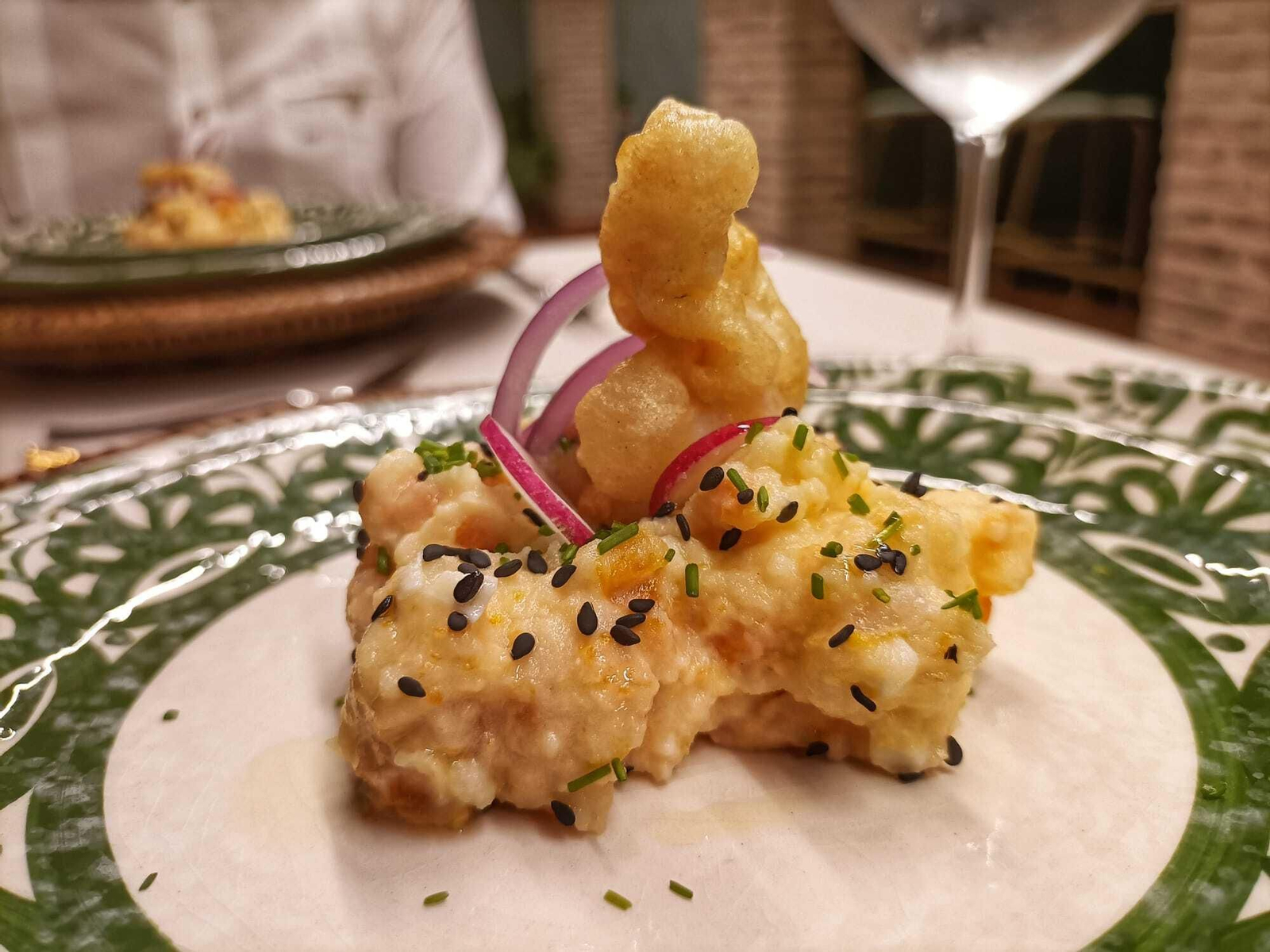 Ensaladilla de gambas con manzanas, cebolla morada, rabanitos y gambas en tempura Ensaladilla