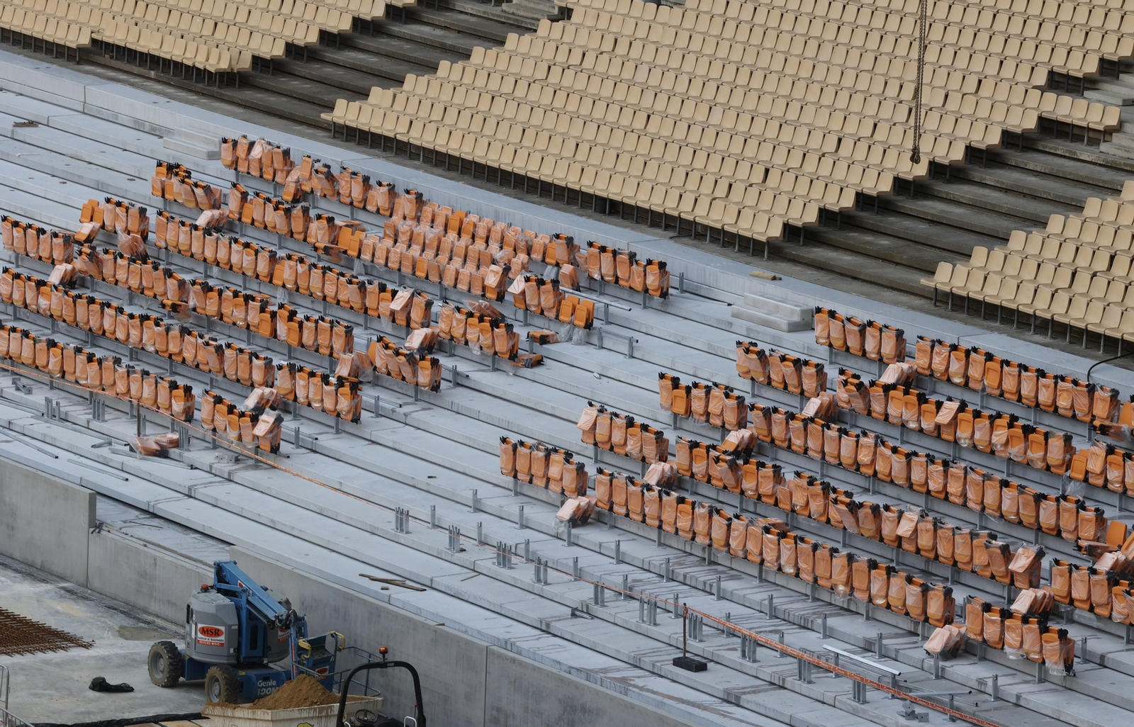Visita del presidente de la R Federación Española de Fútbol a las obras del  Estadio de La Cartuja