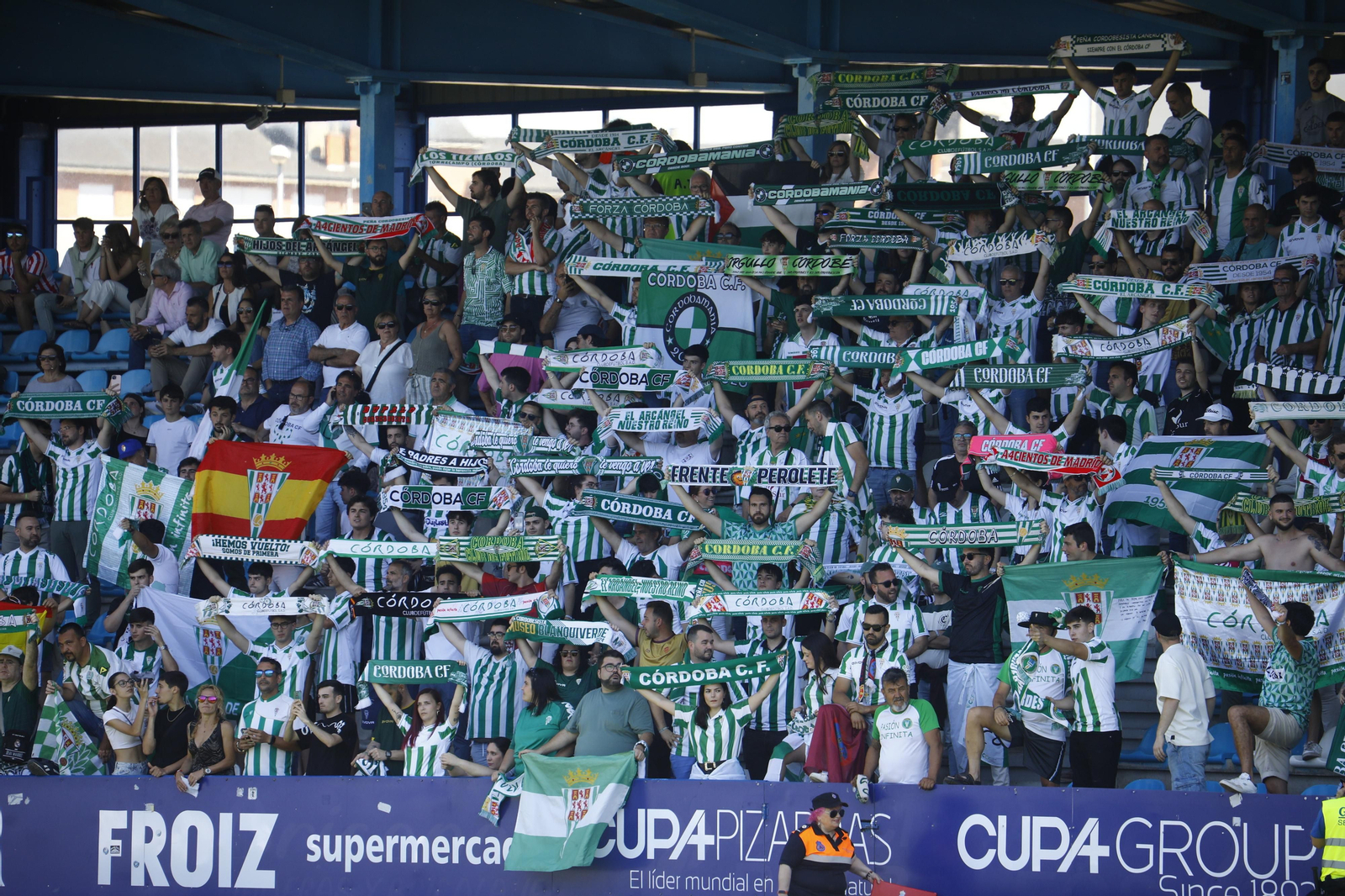 Las mejores fotos de la afición del Córdoba CF en el partido ante la Ponferradina en El Toralín Las mejores fotos de la afición del Córdoba CF en el partido ante la Ponferradina en El Toralín