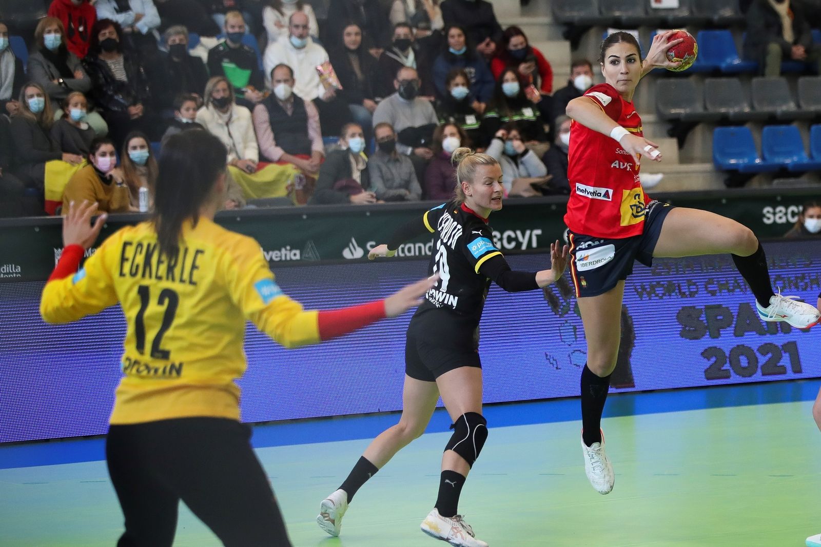 Irene Espínola intenta un lanzamiento con la Selección española.