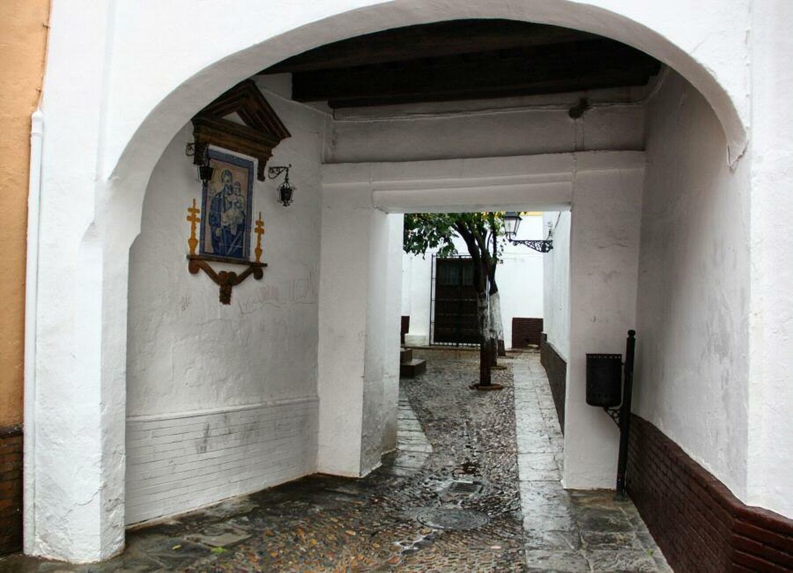 Callejón que conduce a la Plaza de Santa Marta