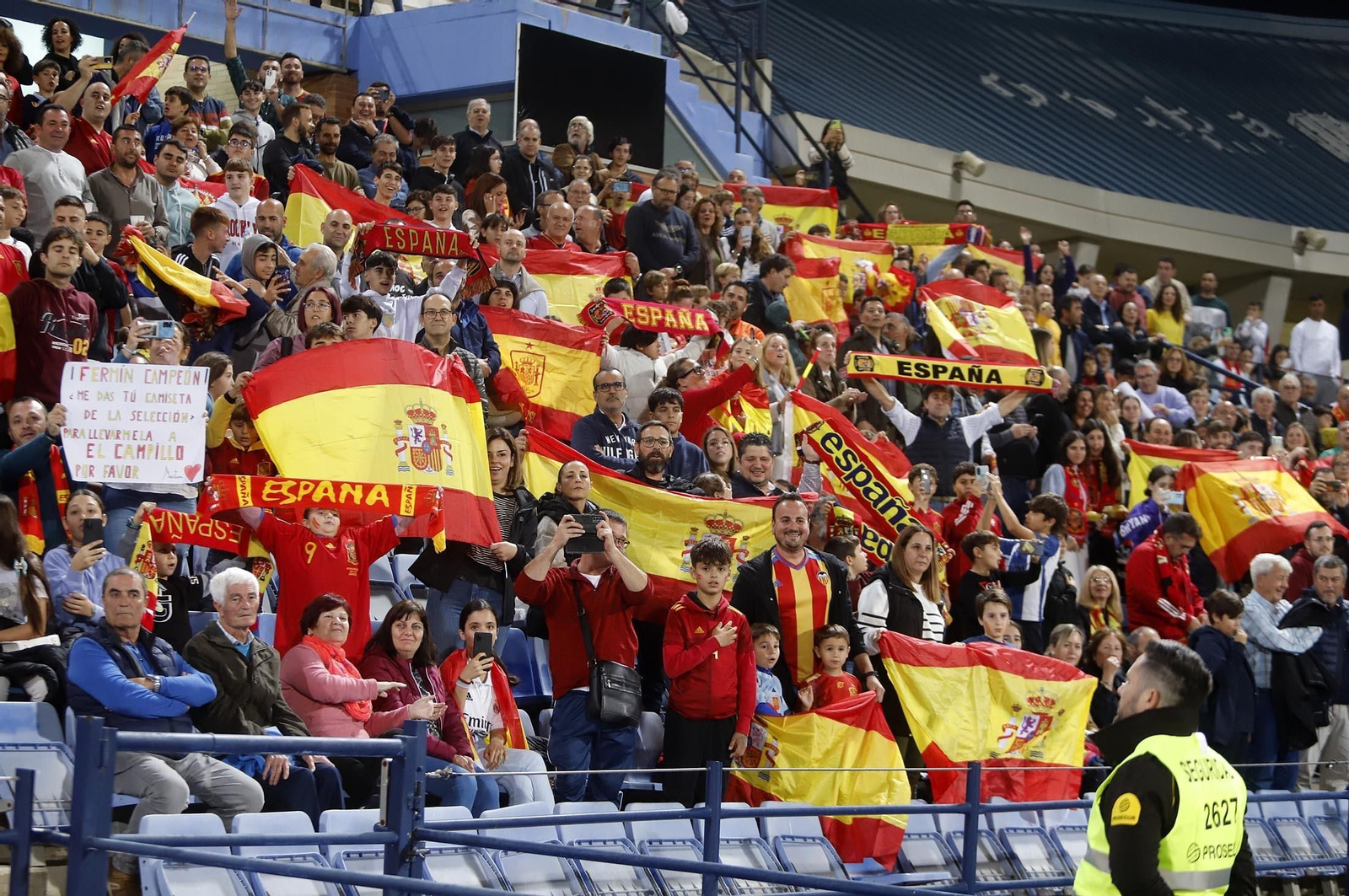 Gran ambiente para ver la selección española sub-21 en Huelva