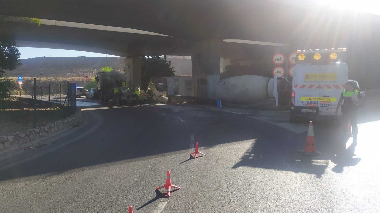 La Policía Local ha cortado el carril y se recogerá la cuba con una grúa.