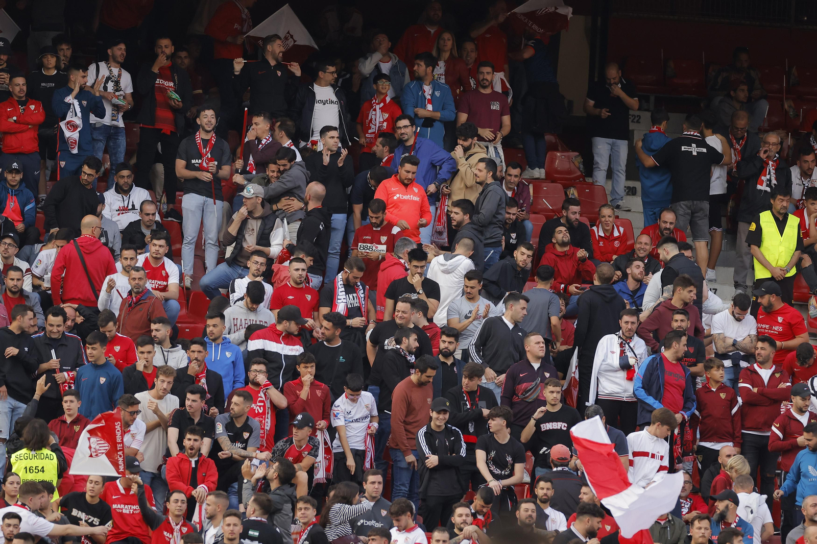 Búscate en las fotos del Sevilla-Betis