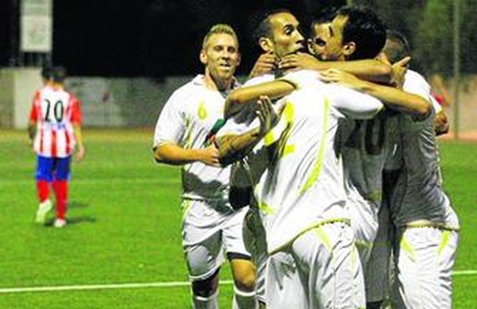 Los gualdiverdes celebran uno de sus goles ante los albirrojos ayer en Taraguilla.