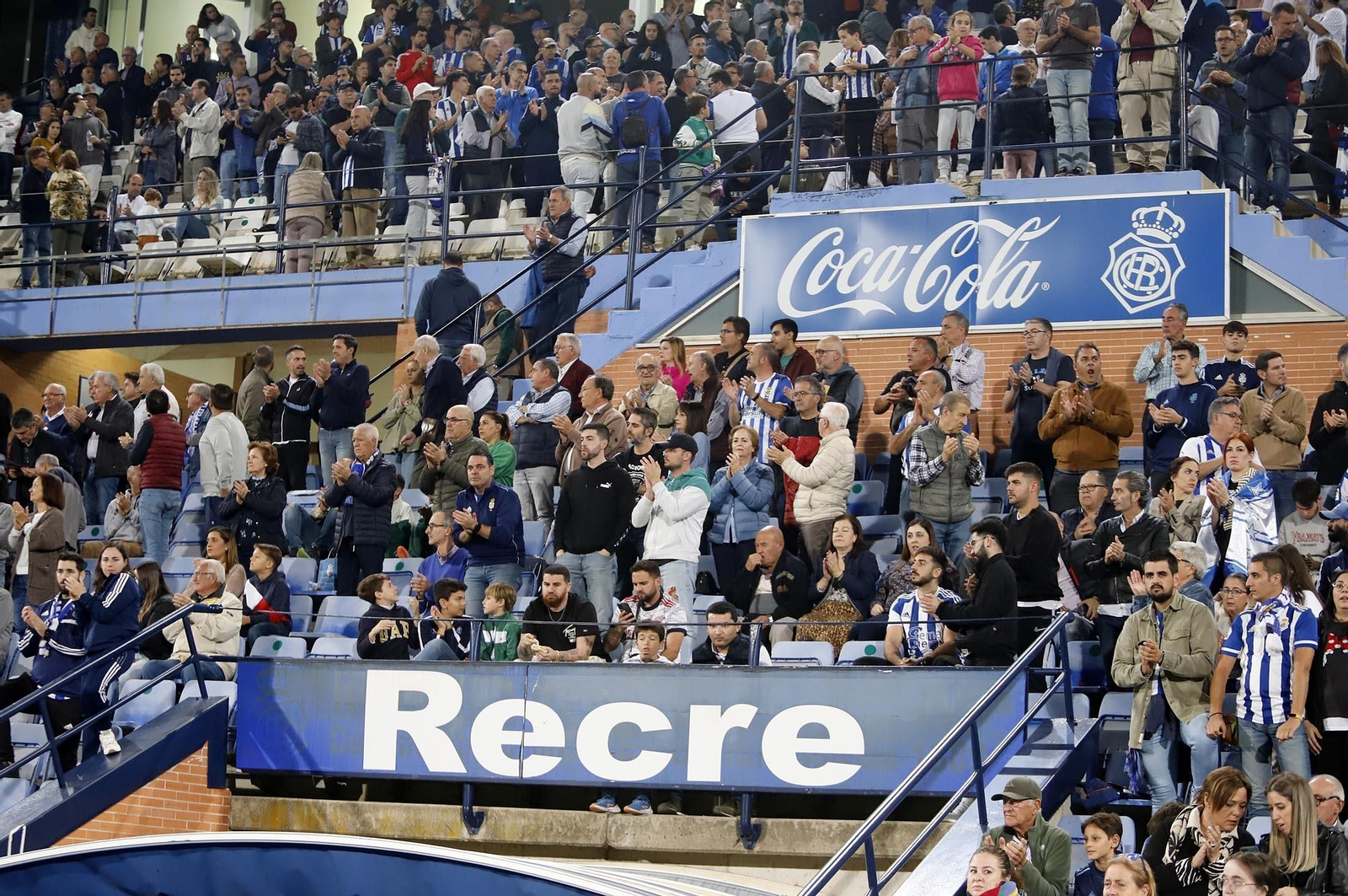 Gran ambiente en las gradas del Nuevo Colombino para el Recre-At Sanluqueño, en imágenes