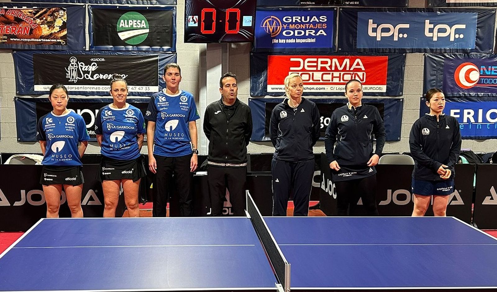 Las palistas prieguenses, antes del inicio del partido.